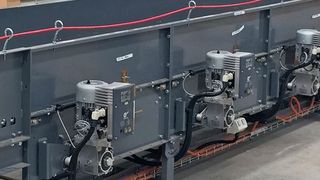 Mehr als 1000 Antriebe bewegen die Förderbänder in der modularen Anlage des Paketverteilzentrums. (BCS)