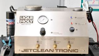 Praktische Servicekonzepte wie das Kraftstoffreinigungssystem Jet Clean stehen bei Liqui Moly im Mittelpunkt des Autmechanika-Auftritts. (Dominsky)