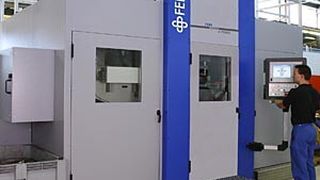 Der Gesamtprozess des Feinschneidens ist der Messeschwerpunkt bei Feintool. Dazu präsentiert das Unternehmen etwa die servohydraulische Presse vom Typ Feinspeed X-TRA 450. (Bild: Feintool)