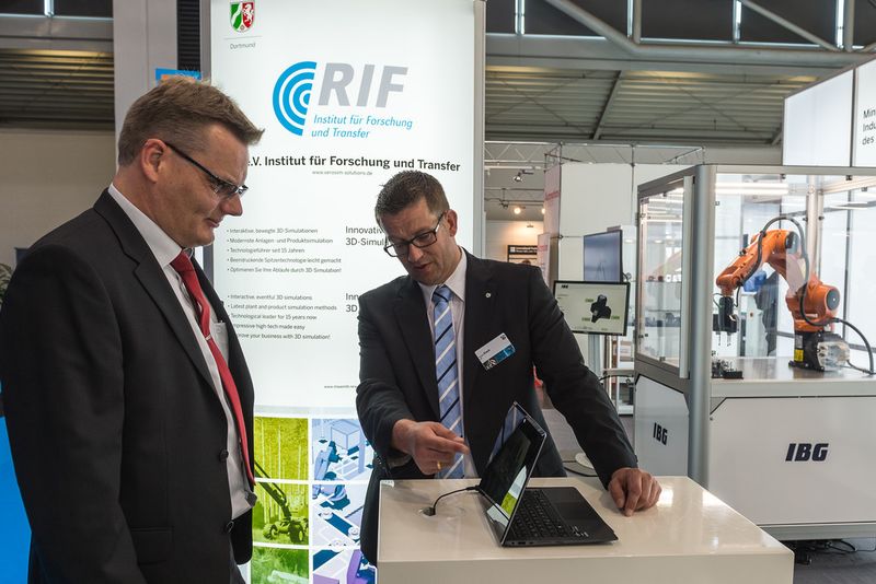 Am 3. Juni 2014 öffnete die Automatica in München wieder ihre Tore. Der Besuchermagnet sind in diesem Jahr ganz klar die Serviceroboter, die auf der Messe erstmals in einem eigenen Ausstellungsbereich präsentiert werden. (Thomas Plettenberg/Messe München)