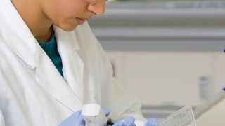 Knapp 40.000 Stellen müssen in der Pharma-Branche in den kommenden zehn Jahren neu besetzt werden. (Bild: VFA/ Martin Joppen)