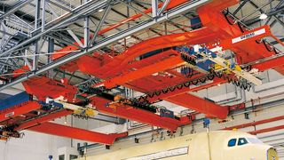 Demag-Prozesskran in der Fertigungsendlinie bei Airbus in Hamburg-Finkenwerder. (Bild: Terex Material Handling)