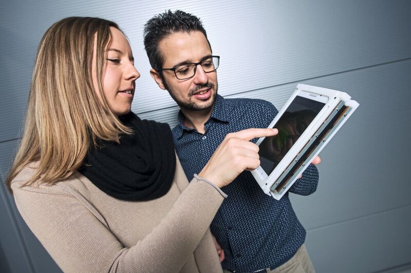 Der erste Touchscreen, der an die Fingerspitzen klopft: Die Ingenieure Sophie Nalbach und Steffen Hau testen den Prototyp. (Oliver Dietze, Uni Saarland)