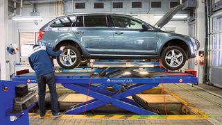 Geht nicht mehr: TÜV, Dekra und Co. haben mit solchen Prüfbühnen im Rahmen der HU-Scheinwerferprüfrichtlinie bei Neu- und Wiederabnahmen ein Problem. Der Nachhub sitzt als „ausgenommene“ Fläche zu weit hinten (rote Linien). Zulässig sind maximal 190 Zentimeter ab Vorderkante SEP-Prüffläche (gelbe Linie).   (Bild: picture alliance/dpa)