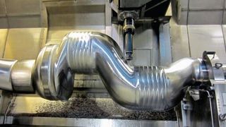 Bild 1: Auf einem Dreh-Fräs-Zentrum wird die Kurbelwelle in einer Aufspannung komplett bearbeitet. (Bild: Sandvik Coromant)