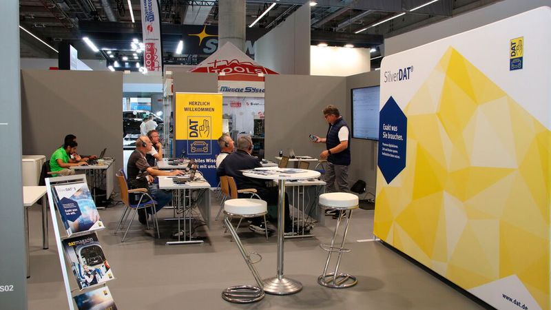 Die Workshops zur Thematik Karosserie und Lackierung waren in der Halle untergebracht und gut besucht. Hier die DAT-Schulung zum Thema Reparaturkostenkalkulation mit künstlicher Intelligenz. (Bild: Jürgen Klasing)