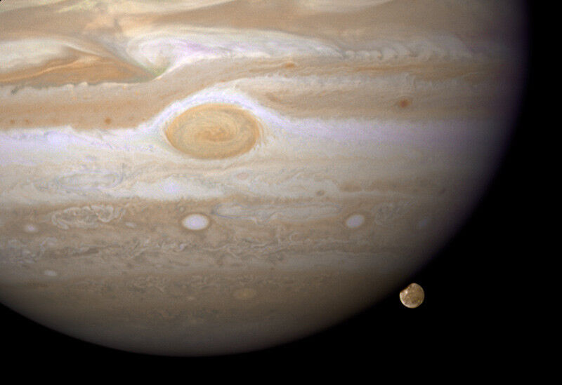 Der Jupitermond Ganymed verschwindet hinter dem Planeten (NASA/STScl)