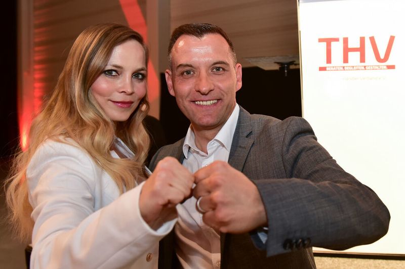 Doppelpunch: Regina Halmich und THV-Geschäftsführer Christian Borth.  ((c)2018 C.OLAF ADICKES)