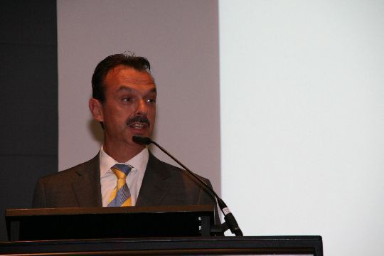 Ron Borsboom, Direktor Produktentwicklung bei DAF, gibt Informationen zum Produktionsstart des LF-45-Hybrid-Lkw. (Archiv: Vogel Business Media)