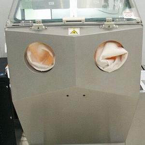 Vorderansicht auf das zum hochfeinen Läppen von unregelmäßigen Profilen sowie von kleinen Werkzeugen und Bauteilen konzipierte Aerolap-System von Okamoto.