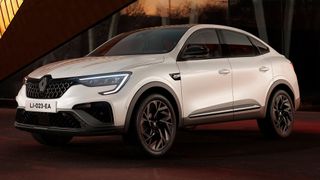 Der Renault Arkana trägt nun auch das neue Markenlogo der Franzosen. (Bild: Renault)