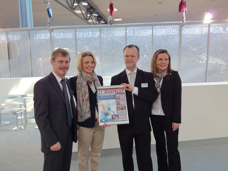 IT-BUSINESS gratuliert zum zehnjährigen Jubiläum (v.l.): Gerald Höfer, ESET, Stephanie Steen, IT-BUSINESS, Theo Christoph und Mandy Tölg, ESET in Deutschland (Archiv: Vogel Business Media)