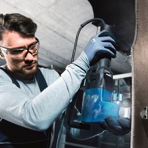 Hier wird genibbelt! Sieht schwer aus, geht aber laut Trumpf leicht von der Hand! Und nach 90 Jahren Elektrowerkzeuge von Trumpf kann man heute auch Systeme haben, die mit leistungsstarker Akkutechnik betrieben werden.(Bild:  Trumpf)