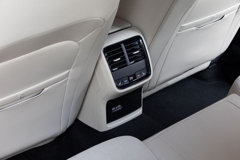 Neu beim Octavia: Spezielle Smartphone-Taschen auf den Rückseiten der Vordersitze. (Bild: Skoda)