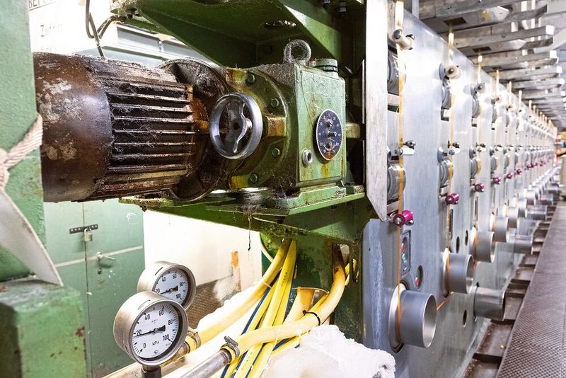 Die alten Antriebe an den Präparationswalzen einer Spinnpumpe. Nach dem Einstellen des ersten Antriebs mussten die weiteren 17 per Hand darauf justiert werden. (Bild: SEW-Eurodrive)