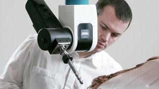 Der zweiachsige CNC-Fräskopf der Firma Wenzel kann beispielsweise zum Fräsen eines 1:1 Automobilmodells aus Industrieplastilin, auch Clay genannt, eingesetzt werden. (Bild: Wenzel)