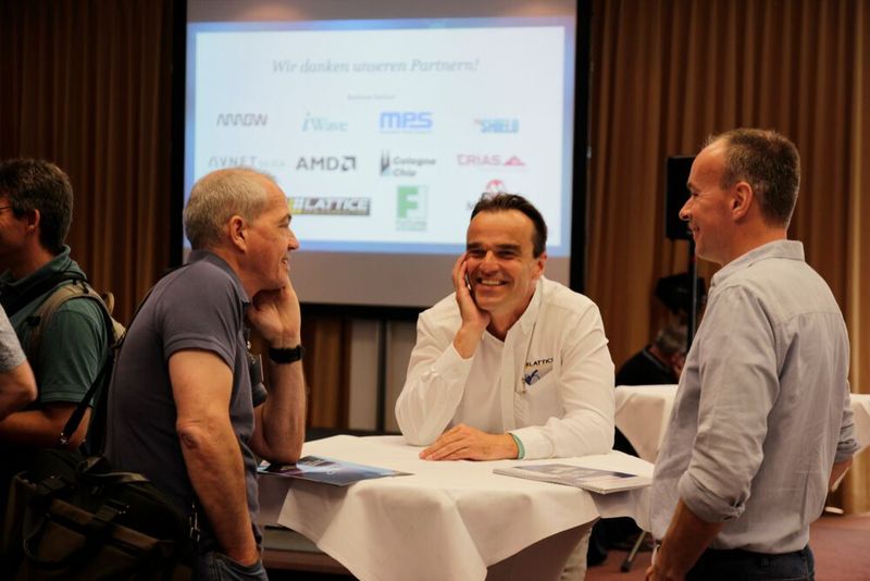 Die diesjährige FPGA Conference Europe hat etliche Rekorde gebrochen: die meisten Aussteller (34), die meisten Teilnehmer (400), davon über 130 aus dem Ausland, die weiteste Anreise (Singapur) und einiges mehr. Im Fokus standen nach wie vor spannende und hilfreiche Vorträge (über 100) von rund 70 Top-Referenten – und ausgiebige Möglichkeiten zum Networking. Damit hat sich Europas größte FPGA Fachkonferenz zur Top-Veranstaltung für programmierbare Logik und Adaptive Computing gemausert. (Bild: VCG)