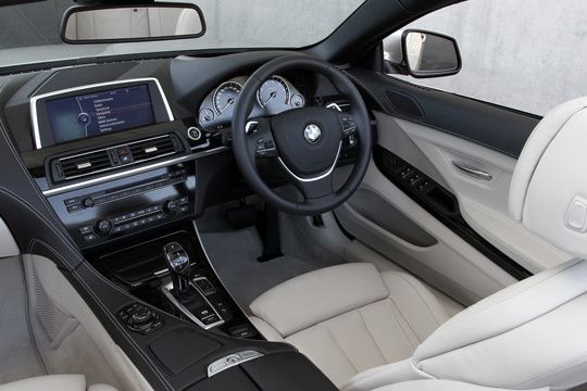 Die Mittelkonsole ist deutlich fahrerorientiert. (Archiv: Vogel Business Media)