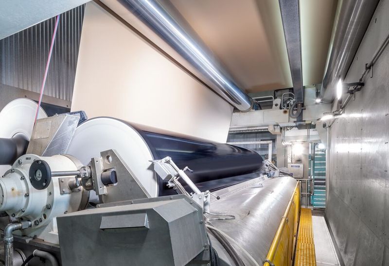 In der Papierindustrie geht es recht feucht und chemisch aggressiv zu. Auch die Prozesstemperaturen sind nicht ohne. Edelstahl Rostfrei hat die Werkstoffe, die das alles abkönnen. (Bild: WZV / Voith)