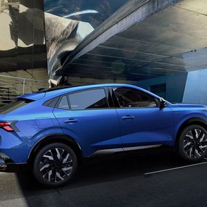 Der Rafale bietet eine sportliche Aura mit nach hinten abfallender Dachlinie.(Bild:  Renault)