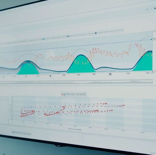 Proaktiver Rechenzentrumsbetrieb mit Etalytics: Vorausschauende KI-Modelle können den Energieverbrauch voraussagen; Betreiber können Kostenspitzen vermeiden, die Beschaffung optimieren und den Betrieb an die Nachfrage anpassen.(Bild:  Etalytics)