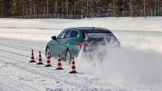 Bei neuen Winterreifentest der GTÜ war das Referenzfahrzeug ein BMW 5er. (Bild: GTÜ)