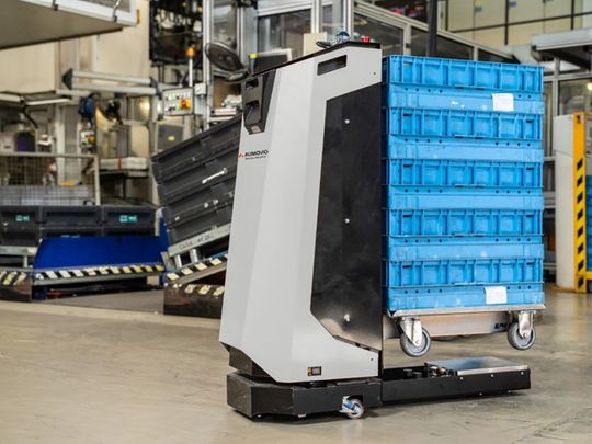 Aumovio Robotic Solutions zeigt seinen ultrakompakten AMR NXS 300 für den Transport von Kleinladungsträgern auf der Logimaterstmals live im Fahrbetrieb.(Bild:   Aumovio Robotic Solutions)