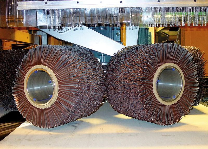 Die Tandem-Entgratmaschine 400/Gyro von Fladder ist mit zwei synchron arbeitenden Schleifköpfen ausgestattet. Diese wurden auf einen neuen Spindeltyp montiert, der die Montage auch von größeren Schleifzylindern möglich macht. (Bild: Fladder)