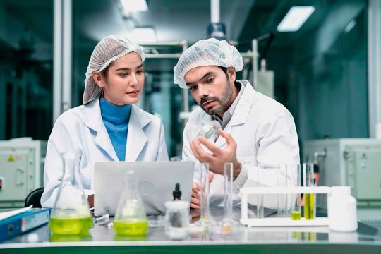 Die Stimmung unter Fach- und Führungskräften in Chemie und Pharma hellt sich leicht auf.(Bild:  frei lizenziert /  Pixabay)