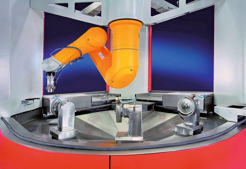 Bild 2: Der Roboter ist an der oberen Verstrebung des Gehäuses befestigt. Diese Aufhängung stabilisiert die ganze Maschine. Es gibt weniger Vibration. (Bild: Zeltwanger)