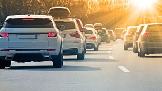 Das Auto laden, während man fährt – das könnte das Projekt E-Charge verwirklichen. (©Thaut Images - stock.adobe.com)