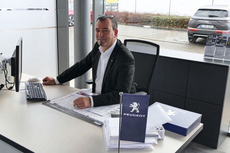 Aufgeräumt: Verkäufer Thorsten Freudenberg am Arbeitsplatz. (Autohaus Peter)