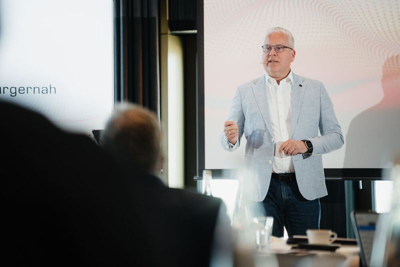 „Von Business Continuity Management zu Strategic Business Resilience!  Oder: Wie überfordern wir die Kommunen nun völlig?“ lautete der Titel des Impulsstatements von Peter Adelskamp, CDO der Stadt Essen. Darin griff er auch den bereits von Prof. Sauer angesprochenen Bezug zum Katastrophenschutz auf. (©Manuel Emme Fotografie)