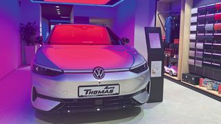 Der neue ID 7 ist ein echter Hingucker und lockt Laufkundschaft in den VW-City-Store. (Bild: Pfaff - VCG)