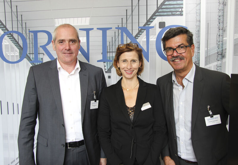 Daniela Schilling, Leiterin der Vogel IT-Akademie, zu Besuch bei Frank Weismueller und Michael Donhauser am Corning-Stand. (Vogel IT-Akademie)