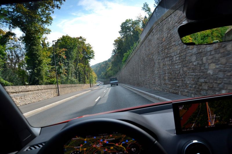 Noch mehr Komfort und Schutz bieten die optionalen Systeme. Beispielsweise die radarbasierte Adaptive Cruise Control (ACC). Diese hält den Q2 auf dem gewünschten Abstand zum Vordermann, … (Michel/»kfz-betrieb«)