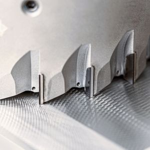 Dem Facemill-Diamond von Mapal hat man eine außergewöhnlich hohe Anzahl fest eingelöteter Schneiden in Relation zum Durchmesser gegönnt, erklärt der Hersteller. Sie sind für eine Schnitttiefe von bis zu 10 mm ausgelegt und sorgen zusammen mit dem stabilen Grundkörper für hohe Oberflächenqualitäten am Bauteil.