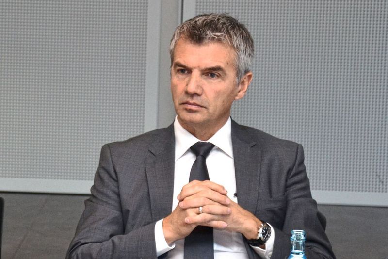 Ralph Rheinboldt, Vorstandsmitglied Fuchs Petrolub SE, informierte über aktuelle Entwicklungen bei Fuchs und auf dem Markt für Schmierstoffe: „In Europa erschwert aktuell die WLTP-Problematik eine positivere Umsatzentwicklung. Dennoch investieren wir rund 130 Millionen Euro in neue Werke weltweilt.“  (Bild: Michel / »kfz-betrieb«)