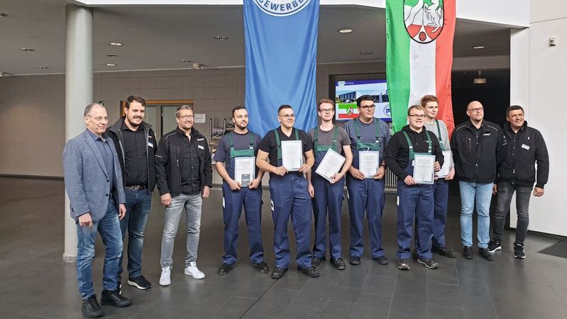 Die Teilnehmer des diesjährigen Landeswettbewerbs der Kfz-Mechatroniker in NRW: Mit dabei ist Klemens Hellenbrand, Geschäftsführer beim Kfz-Landesverband (l.). Am besten schloss Philipp Schroer (6. v. l.) ab.(Bild:  Kfz-Gewerbe NRW)