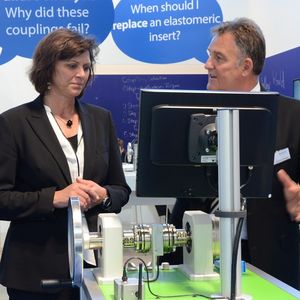 Die bayerischen Wirtschaftsministerin Ilse Aigner lässt sich am Stand von Mayr Antriebstechnik das intelligente Bremsmoment-Steuermodul für Roba-Stop-Federdruckbremsen zeigen.