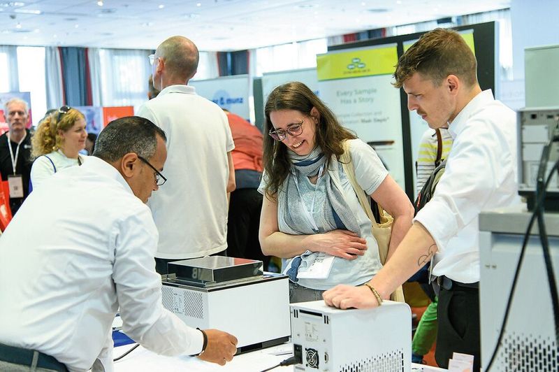 Und der große Vorteil einer solchen Messe: Man bekommt die Produkte direkt erklärt und kann gezielt Fragen stellen.   Mehr Infos zu den kommenden LAB-SUPPLY-Messen finden Sie auf www.lab-supply.info  (Bild: Stefan Stark)