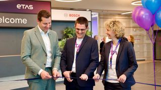 Feierliche Einweihung des neuen Cybersecurity-Standortes von ETAS in Bochum: Thomas Eiskirch, Oberbürgermeister der Stadt Bochum, Christopher Pohl, ETAS Standortleiter Bochum), und Nicolet Eglseder, Mitglied der ETAS Geschäftsführung übernahmen die offizielle Ribbon Cutting Ceremony. (Bild: ETAS)