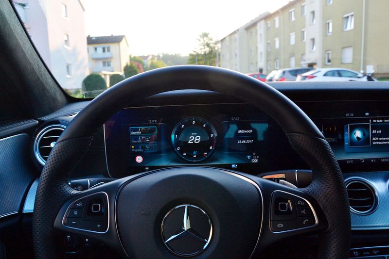 Die ersten Kilometer geht es gelassen durch die 30er-Zone. (Bild: Michel / »kfz-betrieb«)