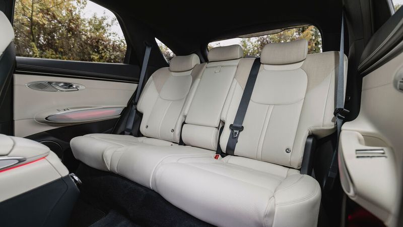 Das Platzangebot ist auch in der zweiten Reihe üppig. (Bild: Genesis)