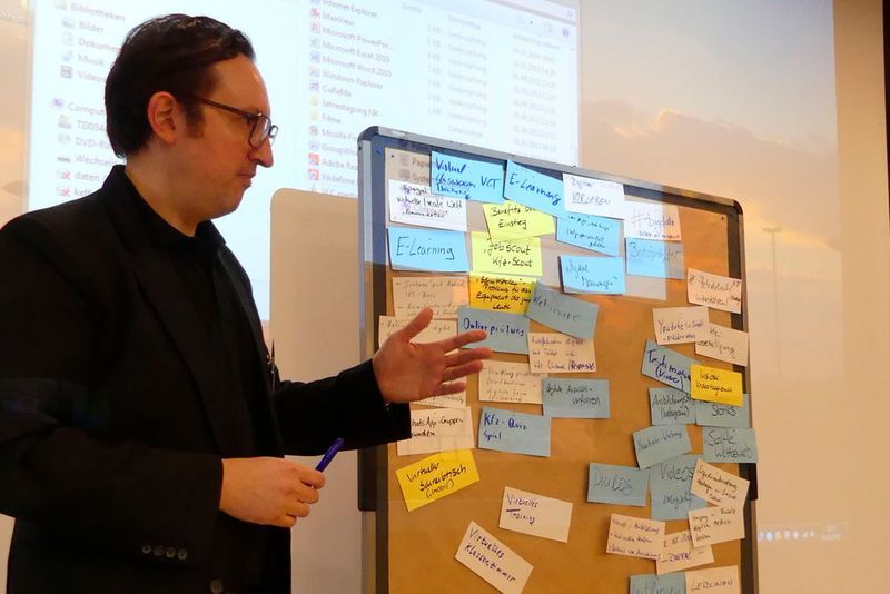 In Workshops – hier unter der Leitung von Gerald Neu – diskutierten die Teilnehmer die Zukunft der Nachwuchsrekrutierung. (Büttner/»kfz-betrieb«)