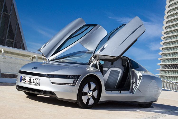Wie ein Sportwagen: In den XL1 gelangt man durch Flügeltüren. (Foto: Volkswagen)