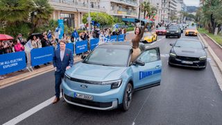 Verhalten grinst Jim Farley, CEO von Ford, bei der Zielankunft des elektrischen Modells Explorer. Dieses hat zuvor 30.000 Kilometer durch 27 Länder zurückgelegt. (Bild: Ford)