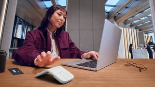 Aufgeklappt lässt sich die Logitech-Faltmaus Mobi Fold trotz ihrer kompakten Bauform bequem bedienen. (Bild: Logitech)
