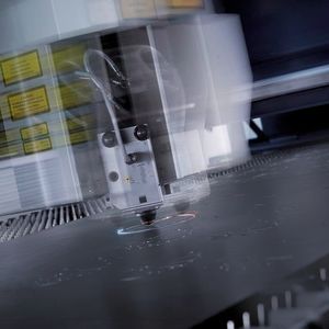 Wer auf Energiesparen und Wirtschaftlichkeit setzt wie Werner Neumann, Geschäftsführer der CBV Blechbearbeitung GmbH in Laasdorf bei Jena, der muss auch in neue Techniken investieren, beispielsweise in eine Trulaser 5030 fiber von Trumpf.