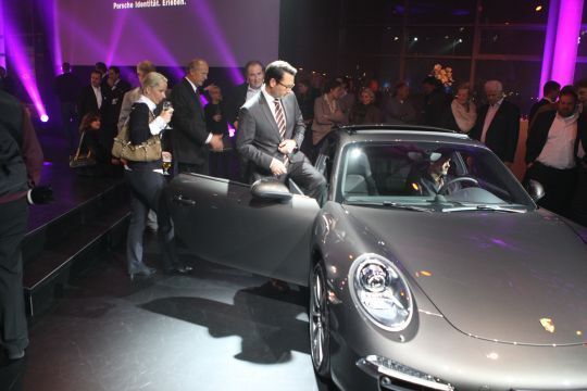 Sitzprobe inbegriffen: Die Gäste wollten den 911er nicht nur sehen, sondern auch selbst einsteigen. (Foto: Porsche Hamburg)